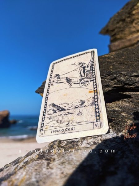 CARTA LUNA TAROT DE MANTEGNA EN LA PLAYA