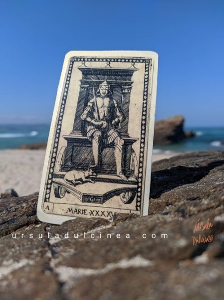 carta marte tarot de mantegna en la playa