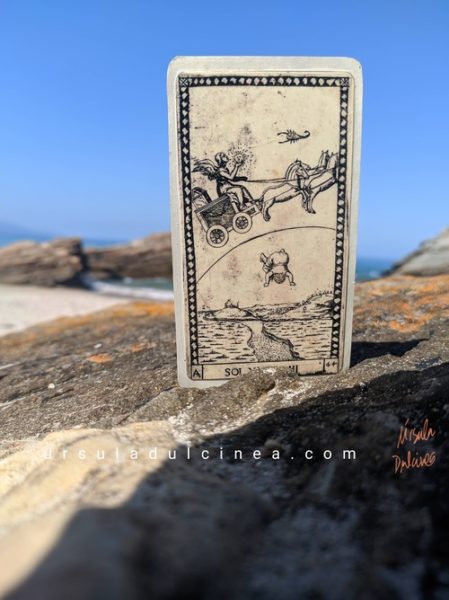 carta sol tarot de mantegna en la playa