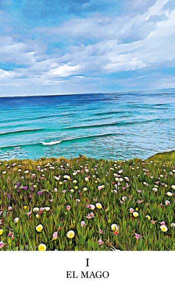 Carta del Arcano Mayor El Mago de los Arcanos de Úrsula Dulcinea: pradera en flor junto al mar, bajo un cielo azul en movimiento. Representa los tres elementos básicos para la creación: tierra fértil, agua infinita y aire como soplo divino. El inicio consciente de todo lo posible."