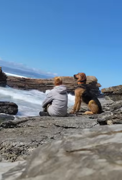 ursula y lilith mirando al mar