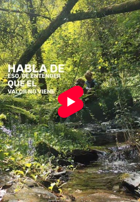 ursula y Lilith en el bosque sobre una roca